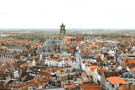 een uitzicht op een stad met een klokkentoren. a view of a city with a clock tower.