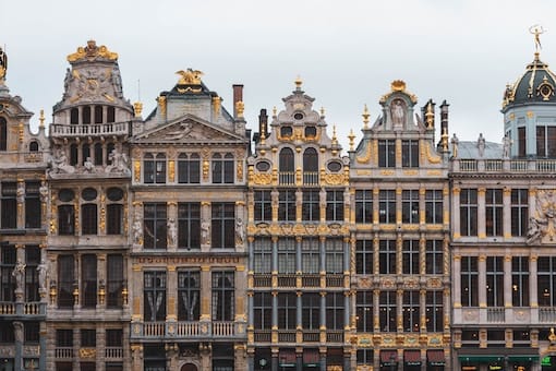un ensemble de bâtiments ornés de décorations dorées. a group of buildings that have gold decorations on them.