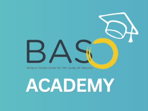 Logo van de BASO Academie, met de tekst "Belgian Association for the study of Obesity". Het logo bevat een tekening van een afstudeercap en een geel cirkelvormig symbool. Logo of BASO Academy, with the text "Belgian Association for the study of Obesity." The logo includes a graduation cap drawing and a yellow circular symbol.