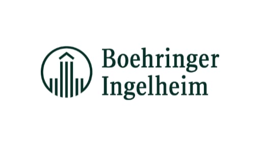 Logo de Boehringer Ingelheim représentant un bâtiment stylisé dans un cercle à côté du nom de la société en texte vert. Boehringer Ingelheim logo featuring stylized building within a circle next to the company name in green text.