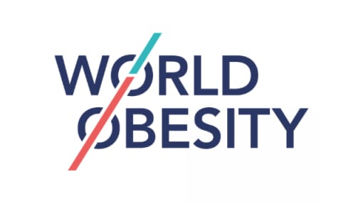 Logo comportant les mots "World Obesity" avec une ligne diagonale séparant les lettres. Logo featuring the words "World Obesity" with a diagonal line dividing the letters.